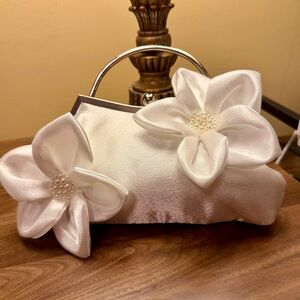 BNIP Beautiful Satin White Floral Bridal Handbag
